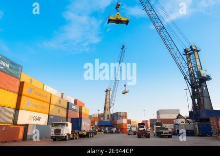 Iquique, Tarapaca Region, Chile - Turmdrehkrane laden LKW mit Containern im Hafen von Iquique. Stockfoto