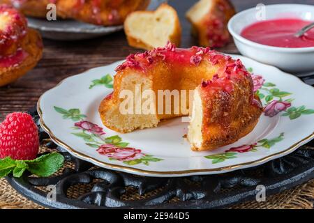 Mini Vanille Pfund Kuchen mit Himbeer-Vereisung Stockfoto