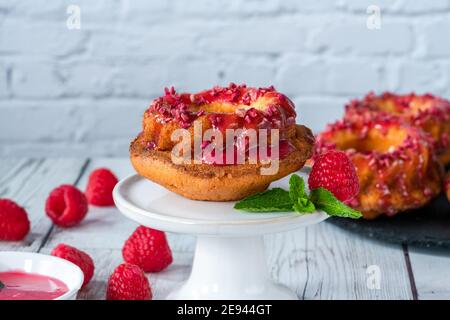 Mini Vanille Pfund Kuchen mit Himbeer-Vereisung Stockfoto