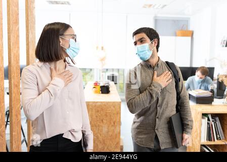 Hispanische Mitarbeiter begrüßen mit der Hand auf der Brust. Arbeiten im Büro während des Coronavirus-Pandemiekonzepts. Stockfoto