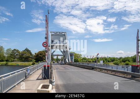 Moderne Pegasus-Brücke, Caen, Frankreich August 2019 - Überqueren des Flusses im Museum der Normandie-Landungen in Benouville während des D-Day-Standortes aufgenommen Stockfoto