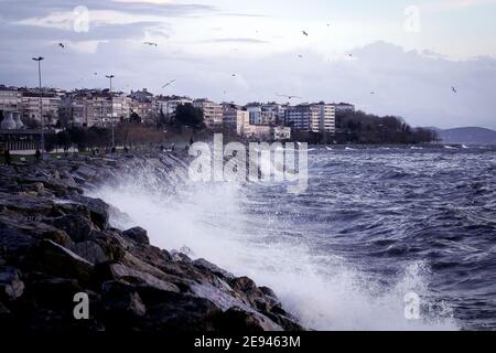 istanbul, Türkei - 25. Januar 2021 : Südwestwind Sturm im Bosporus, Istanbul, Türkei Stockfoto