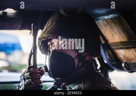 Yangon, Myanmar. Februar 2021. Ein Soldat, der in einem Militärwagen vor einem Hindu-Tempel sitzt.Myanmars Militär nahm die Staatsrätin von Myanmar Aung San Suu Kyi fest und erklärte den Ausnahmezustand, während sie die Macht im Land für ein Jahr ergattete, nachdem sie die Wahl gegen die National League for Democracy (NLD) verloren hatte. Quelle: SOPA Images Limited/Alamy Live News Stockfoto