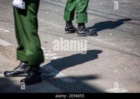 Yangon, Myanmar. Februar 2021. Vor einem Hindu-Tempel steht ein Soldat auf der Wache.das Militär von Myanmar hat die staatliche Beraterin von Myanmar Aung San Suu Kyi festgenommen und den Ausnahmezustand erklärt, während sie die Macht im Land für ein Jahr ergattete, nachdem sie die Wahl gegen die National League for Democracy (NLD) verloren hatte. SOPA Images Limited/Alamy Live News Stockfoto