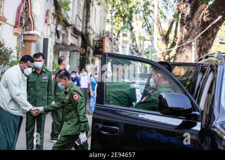 Yangon, Myanmar. Februar 2021. Ein Militäroffizier und ein Führer des Hindu-Tempels sahen Handshaking.Myanmars Militär nahm die Staatsrätin von Myanmar Aung San Suu Kyi fest und erklärte den Ausnahmezustand, während sie die Macht im Land für ein Jahr ergatterte, nachdem sie die Wahl gegen die National League for Democracy (NLD) verloren hatte.Quelle: SOPA Images Limited/Alamy Live News Stockfoto