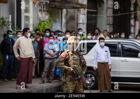 Yangon, Myanmar. Februar 2021. Ein Soldat steht vor einem Hindu-Tempel auf der Wache.das Militär von Myanmar nahm die staatliche Beraterin von Myanmar Aung San Suu Kyi fest und erklärte den Ausnahmezustand, während sie die Macht im Land für ein Jahr ergattete, nachdem sie die Wahl gegen die National League for Democracy (NLD) verloren hatte. Quelle: SOPA Images Limited/Alamy Live News Stockfoto