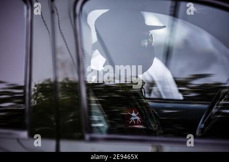 Yangon, Myanmar. Februar 2021. Ein Soldat, der in einem Militärwagen vor einem Hindu-Tempel sitzt.Myanmars Militär nahm die Staatsrätin von Myanmar Aung San Suu Kyi fest und erklärte den Ausnahmezustand, während sie die Macht im Land für ein Jahr ergattete, nachdem sie die Wahl gegen die National League for Democracy (NLD) verloren hatte. Quelle: SOPA Images Limited/Alamy Live News Stockfoto