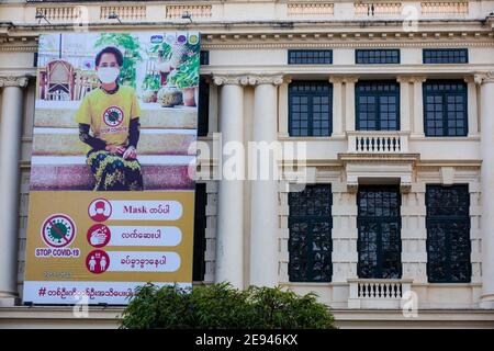 Yangon, Burma. Februar 2021. Ansicht eines Portraits des inhaftierten Staatsberaters, Aung San Su Kyi auf dem Tourismusgebäude in der Nähe der Sule Pagode.das Militär von Myanmar nahm die Staatsrätin von Myanmar Aung San Suu Kyi fest und erklärte den Ausnahmezustand, während sie die Macht im Land für ein Jahr ergattete, nachdem sie die Wahl gegen die National League for Democracy (NLD) verloren hatte. Kredit: SOPA Images Limited/Alamy Live Nachrichten Stockfoto
