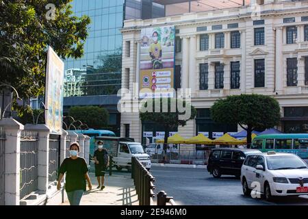 Yangon, Burma. Februar 2021. Ansicht eines Portraits des inhaftierten Staatsberaters, Aung San Su Kyi auf dem Tourismusgebäude in der Nähe der Sule Pagode.das Militär von Myanmar nahm die Staatsrätin von Myanmar Aung San Suu Kyi fest und erklärte den Ausnahmezustand, während sie die Macht im Land für ein Jahr ergattete, nachdem sie die Wahl gegen die National League for Democracy (NLD) verloren hatte. Kredit: SOPA Images Limited/Alamy Live Nachrichten Stockfoto