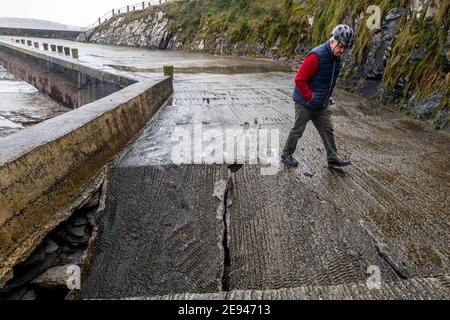 Rosscarbery, West Cork, Irland. Februar 2021. Ein Teil des Rosscarbery Pier ist gestern eingestürzt. Es wird angenommen, Küstenerosion ist die Ursache, obwohl der Abschnitt der Pier ohne Fundament gebaut wurde. Quelle: AG News/Alamy Live News Stockfoto