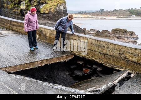 Rosscarbery, West Cork, Irland. Februar 2021. Ein Teil des Rosscarbery Pier ist gestern eingestürzt. Es wird angenommen, Küstenerosion ist die Ursache, obwohl der Abschnitt der Pier ohne Fundament gebaut wurde. Quelle: AG News/Alamy Live News Stockfoto