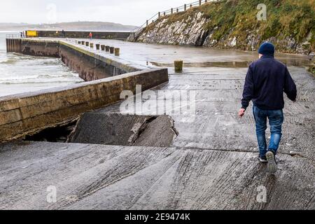 Rosscarbery, West Cork, Irland. Februar 2021. Ein Teil des Rosscarbery Pier ist gestern eingestürzt. Es wird angenommen, Küstenerosion ist die Ursache, obwohl der Abschnitt der Pier ohne Fundament gebaut wurde. Quelle: AG News/Alamy Live News Stockfoto