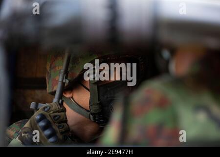 Yangon, Myanmar. Februar 2021. Ein Soldat, der in einem Militärwagen vor einem Hindu-Tempel sitzt.Myanmars Militär nahm die Staatsrätin von Myanmar Aung San Suu Kyi fest und erklärte den Ausnahmezustand, während sie die Macht im Land für ein Jahr ergattete, nachdem sie die Wahl gegen die National League for Democracy (NLD) verloren hatte. Quelle: SOPA Images Limited/Alamy Live News Stockfoto