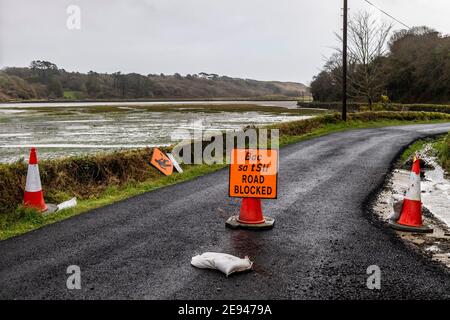 Rosscarbery, West Cork, Irland. Februar 2021. Ein Teil des Rosscarbery Pier ist gestern eingestürzt. Es wird angenommen, Küstenerosion ist die Ursache, obwohl der Abschnitt der Pier ohne Fundament gebaut wurde. Cork County Council blockierte die Straße aus Sicherheitsgründen. Quelle: AG News/Alamy Live News Stockfoto