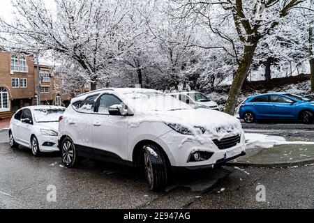 ARGANDA DEL REY, SPANIEN - 08. Januar 2021: Arganda, Madrid, Spanien. Januar 2021. Auto von dem Sturm Filomena in Madrid mit Schnee bedeckt. Stockfoto