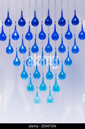 Blaue Glas Blase Dekoration gebunden Seil an der Decke hängen Stockfoto