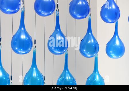 Blaue Glas Blase Dekoration gebunden Seil an der Decke hängen Stockfoto