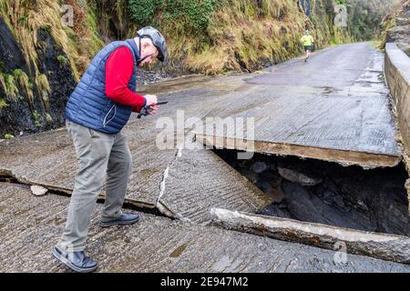 Rosscarbery, West Cork, Irland. Februar 2021. Ein Teil des Rosscarbery Pier ist gestern eingestürzt. Es wird angenommen, Küstenerosion ist die Ursache, obwohl der Abschnitt der Pier ohne Fundament gebaut wurde. Quelle: AG News/Alamy Live News Stockfoto