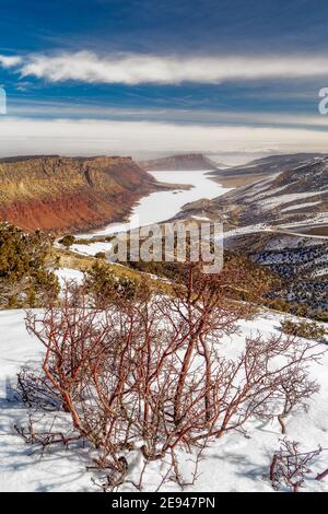 Blick auf den Winter vom Sheep Creek Overlook in Flaming Gorge Reservoir, Utah Stockfoto