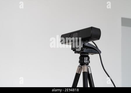 Nahaufnahme des Projektors im Gerichtsgebäude verwendet, um Beweise zu zeigen. Niemand Stockfoto