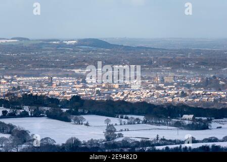 Die geschäftige Marktstadt Chorley aus der Höhe auf der umliegenden Moorlandschaft. Stockfoto