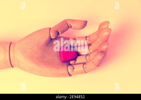 Klassische Holzdummy Hand hält rotes Herz Stockfoto