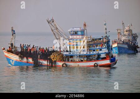 KOH SAMUI, THAILAND - 19. JULI 2017: Segelschiffe im tropischen Wasser, Blick auf segelnde bunte Boote mit vielen Menschen an Bord und Netzen Stockfoto