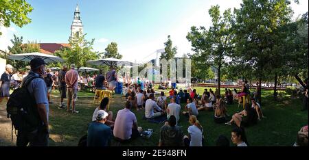 Budapest Freiluftfußballspiel LIVE beobachten, Ungarn. Stockfoto