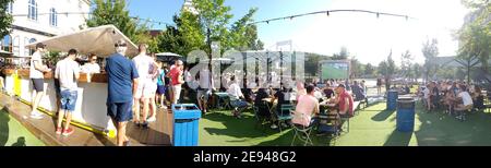 Budapest Freiluftfußballspiel LIVE beobachten, Ungarn. Stockfoto