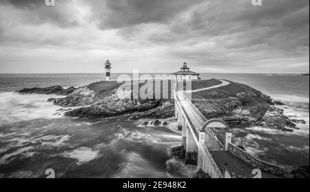 Schwarz-Weiß-Ansicht des Leuchtturms Illa Pancha in Ribadeo, Galizien, Spanien Stockfoto