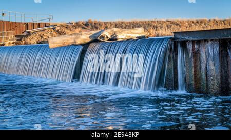 Fluss Flusswehr am St. Vrain Creek im northern Colorado in der Nähe von Platteville, Winterlandschaft Stockfoto