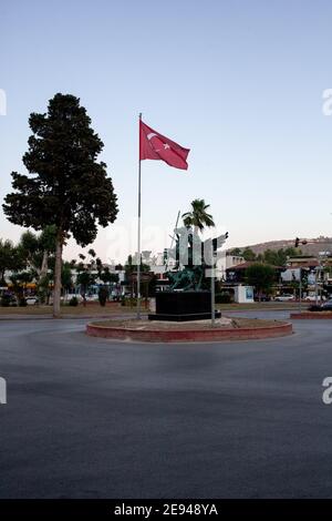 Statue von Bellerophon auf einem pegasus besiegt eine Chimäre. Mythischer Held auf einem geflügelten Pferd unter türkischer Flagge. Kemer, Türkei - 05.07.2020 Stockfoto