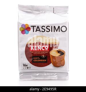 SWINDON, UK - 2. FEBRUAR 2021: Packung Kenco Ameriano Smooth Coffee Pads auf weißem Hintergrund Stockfoto