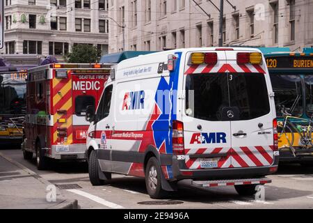 American Medical Response, Inc. (AMR) ist ein medizinisches Transportunternehmen in den USA. Krankenwagen. Ambulanz während der Intervention. Seattle. Stockfoto