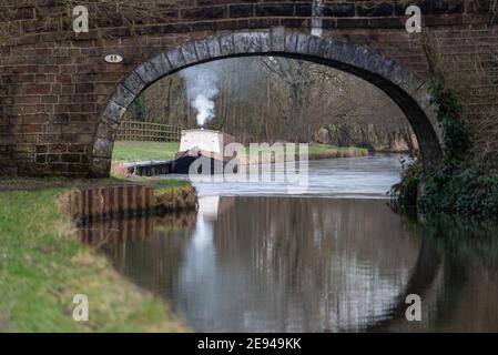 Ein einzelnes Schmalboot, das auf dem Leeds Liverpool Kanal festgemacht ist Withnell Fold in Lancashire Stockfoto