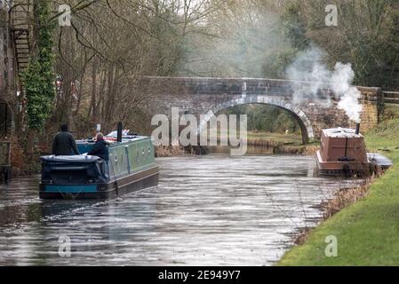 Ein Schmalboot, das auf einem gefrorenen Kanal einen Weg durch das Eis schneidet. Stockfoto