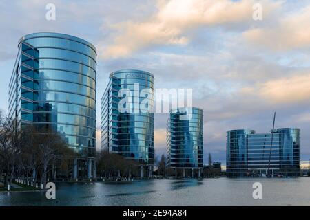 Sonnenuntergang über den Gebäuden der Oracle Software Company im Silicon Valley Stockfoto