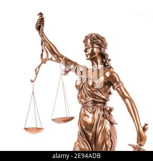 Statue von Gerechtigkeit auf Weiß isoliert, Gesetz Konzept Stockfoto