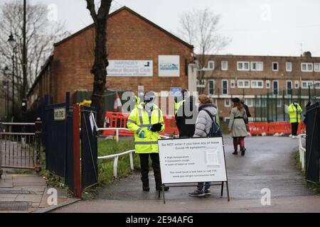 London, England, Großbritannien. Februar 2021. Ein Testgelände in Tottenham. Die Nachbarschaft im Norden Londons gehört zu den sieben Gebieten des Landes, in denen die britische Regierung mit "Suggestests" begonnen hat, um Covid-19-Fälle zu finden und zu isolieren, die durch die südafrikanische Variante des Coronavirus verursacht wurden. Kredit: Tayfun Salci/ZUMA Wire/Alamy Live Nachrichten Stockfoto