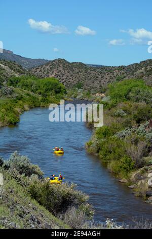 Touristen genießen eine Fluss-Rafting-Ausflüge entlang des Rio Grande in der Nähe von Taos, New Mexico. Stockfoto