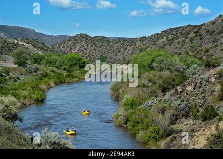 Touristen genießen eine Fluss-Rafting-Ausflüge entlang des Rio Grande in der Nähe von Taos, New Mexico. Stockfoto