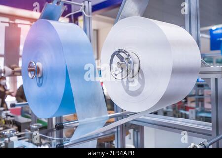 Vliesstoff auf automatischer Maschine für die Herstellung von medizinischen Masken mit Nanofaser. Coronavirus und Covid-19-Schutz Stockfoto