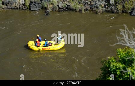 Touristen genießen eine Fluss-Rafting-Ausflüge entlang des Rio Grande in der Nähe von Taos, New Mexico. Stockfoto