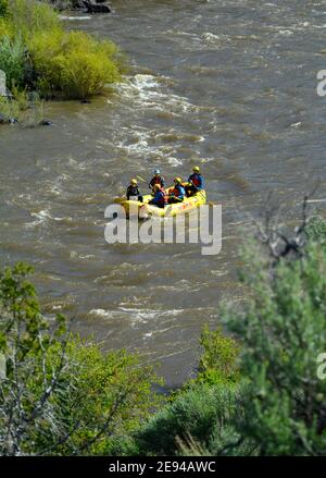 Touristen genießen eine Fluss-Rafting-Ausflüge entlang des Rio Grande in der Nähe von Taos, New Mexico. Stockfoto