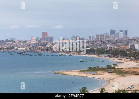 Luanda / Angola - 12/07/2020: Luftaufnahme der Innenstadt von Luanda, Meeresküste und Strand, marginale und zentrale Gebäude, in Angola Stockfoto