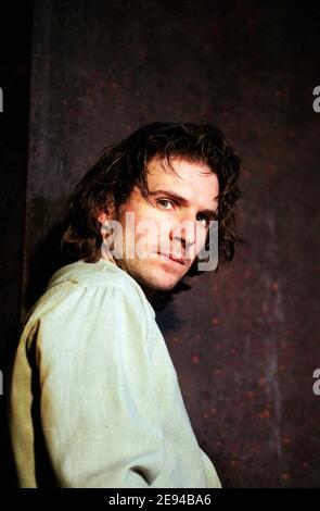 Ralph Fiennes (Hamlet) in HAMLET von Shakespeare im Hackney Empire, London E8 28/02/1995 eine Produktion des Almeida-Theaters Bühnenbild: Peter J Davidson Kostüme: James Acheson Beleuchtung: Mark Henderson Regie: Jonathan Kent Stockfoto