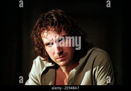 Ralph Fiennes (Hamlet) in HAMLET von Shakespeare im Hackney Empire, London E8 28/02/1995 eine Produktion des Almeida-Theaters Bühnenbild: Peter J Davidson Kostüme: James Acheson Beleuchtung: Mark Henderson Regie: Jonathan Kent Stockfoto