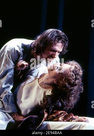 Ralph Fiennes (Hamlet), Francesca Annis (Gertrude) in HAMLET von Shakespeare im Hackney Empire, London E8 28/02/1995 eine Produktion des Almeida-Theaters Bühnenbild: Peter J Davidson Kostüme: James Acheson Beleuchtung: Mark Henderson Regie: Jonathan Kent Stockfoto