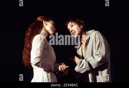 Tara Fitzgerald (Ophelia), Ralph Fiennes (Hamlet) in HAMLET von Shakespeare im Hackney Empire, London E8 28/02/1995 eine Produktion des Almeida-Theaters Bühnenbild: Peter J Davidson Kostüme: James Acheson Beleuchtung: Mark Henderson Regie: Jonathan Kent Stockfoto