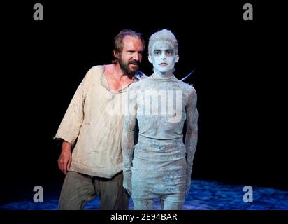 l-r: Ralph Fiennes (Prospero), Tom Byam Shaw (Ariel) in THE TEMPEST von Shakespeare im Theatre Royal Haymarket, London SW1 05/09/2011 Design: Stephen Brimson-Lewis Beleuchtung: Paul Pyant Regie: Trevor Nunn Stockfoto